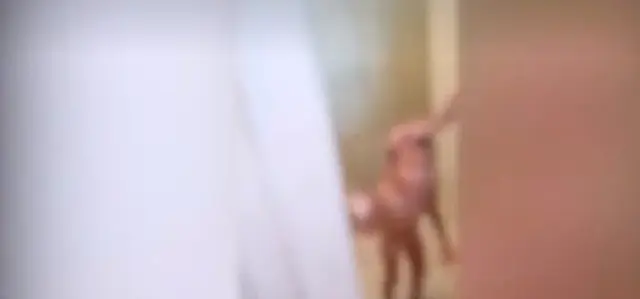 Babá é presa ao ser flagrada agredindo bebê e criança de 2 anos