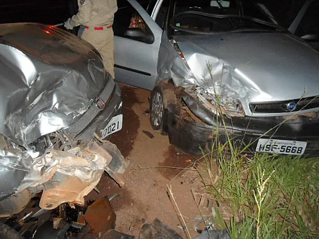 Acidente entre dois carros deixa nove vítimas na BR-262