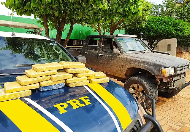 Dupla é flagrada transportando 15 quilos e meio de entorpecentes