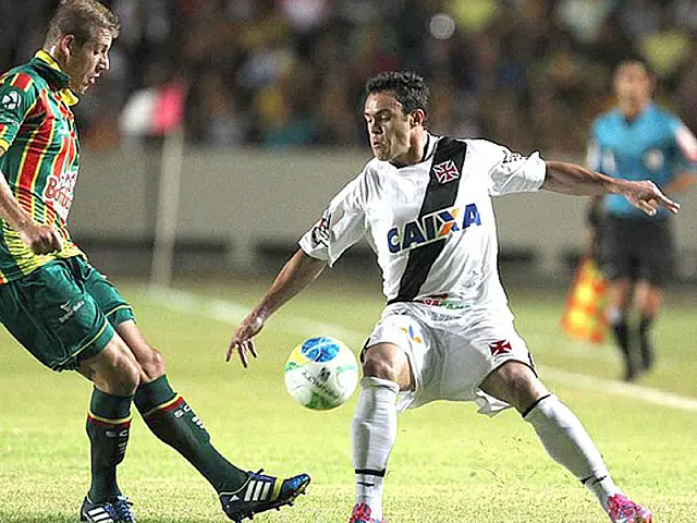 Arbitragem confusa e emoção: Vasco e Sampaio Corrêa empatam em 2 a 2