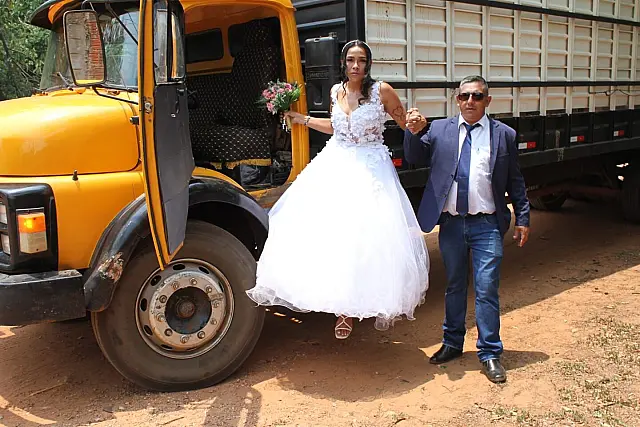 Janielle dispensou luxo e escolheu ir ao casamento de caminhão em homenagem ao pai