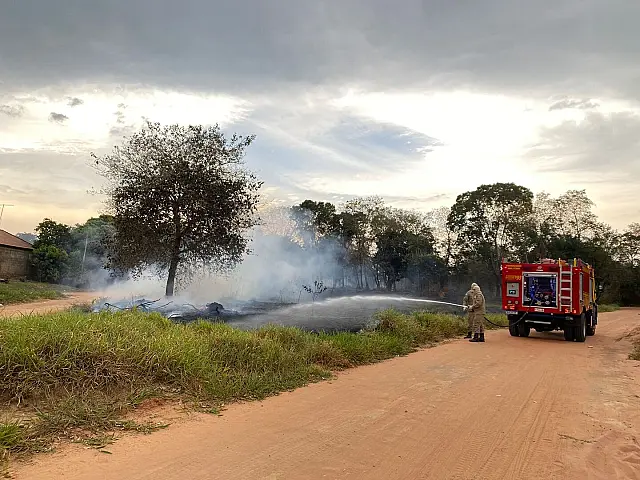 Incêndio atinge mata próxima à Lagoa Comprida