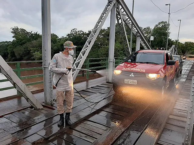 Corpo de bombeiros realiza sanitização em pontos de Aquidauana