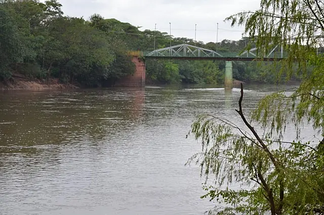 Início no período de chuva aumenta riscos para navegação e banho em rio