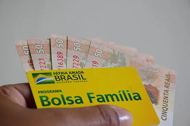 Caixa paga novo Bolsa Família a beneficiários com NIS de final 3