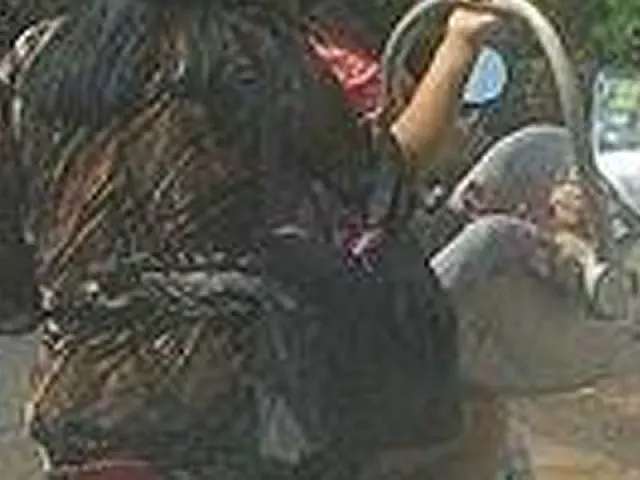 Em Aquidauana, leitor registra garupa de moto com bebê conforto nas mãos