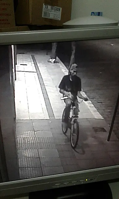 Câmara de segurança flagra momento em que loja é furtada