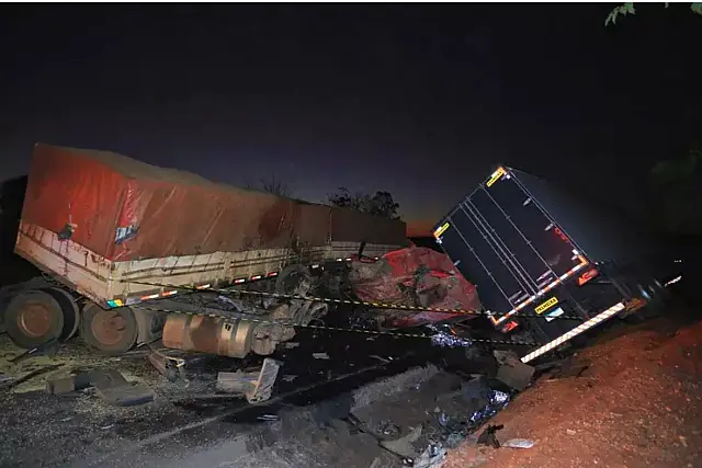 Duas pessoas morrem em acidente entre carretas na BR-163