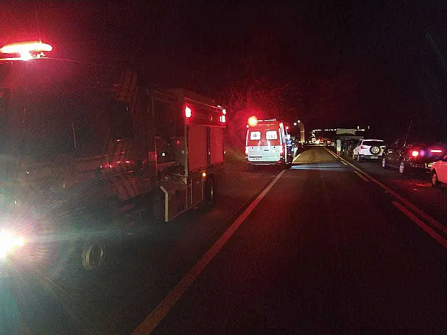 Motociclista morre ao ser atropelado por carreta após colisão na 060