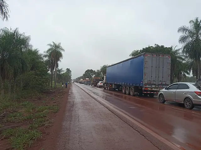 Batida entre carro e carreta deixa dois mortos na BR-262, em Corumbá