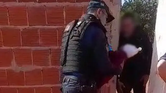 Mãe pede socorro a policiais que salvam bebê de 15 dias que estava engasgada