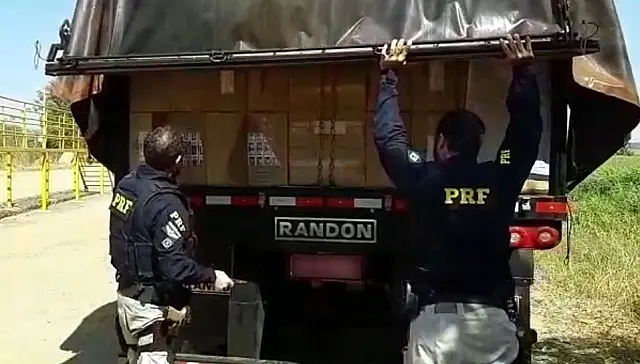 PRF apreende duas carretas carregadas com 900 mil maços de cigarros