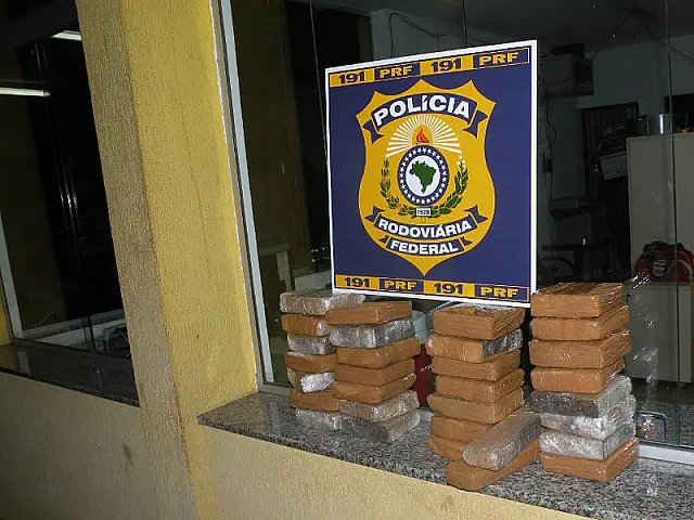 Passageira de ônibus é presa com 15 quilos de maconha