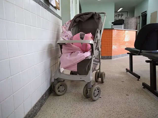 Casal é flagrado vendendo maconha em carrinho de bebê na Vila Maior