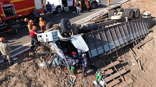 Motorista fica preso às ferragens após caminhão tombar na BR-262