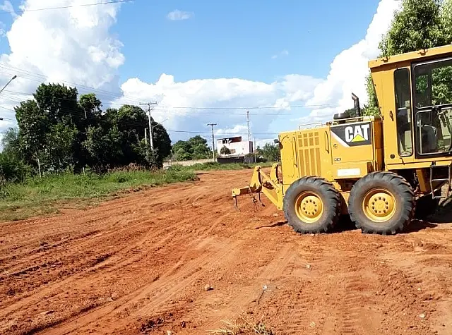 Depois de denúncia, prefeitura manda máquinas para via em situação precária nos Altos da cidade