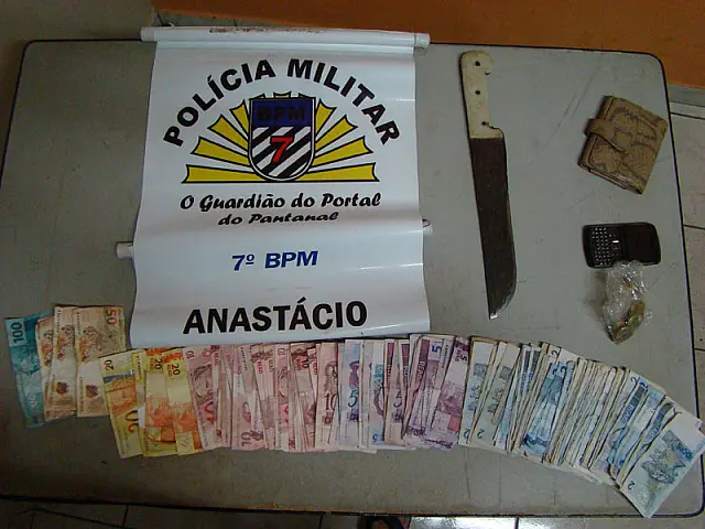 Assaltantes rendem dono de mercado em Anastácio