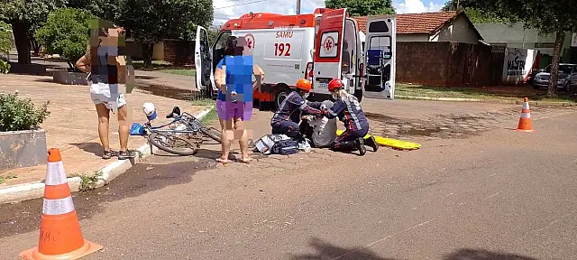 Acidente entre moto e bicicleta deixa idoso e jovem ferido