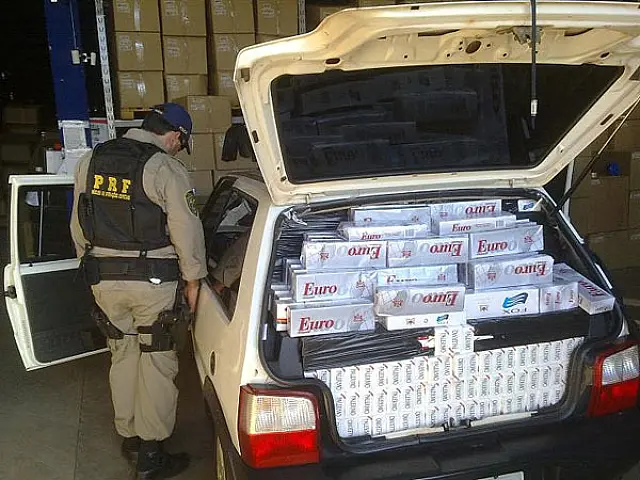 Jovem é flagrada transportando 1.350 pacotes de cigarros