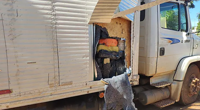 Polícia apreende caminhão baú com 2,8 toneladas de maconha em MS
