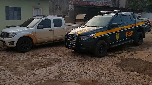 PRF recupera caminhonete com placas falsas