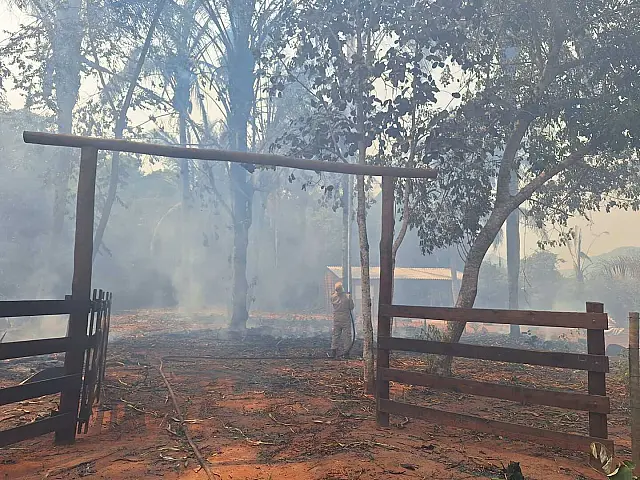 Incêndio em vegetação próxima a chalés de Piraputanga mobiliza bombeiros