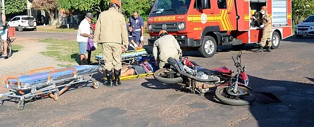 Motociclista colide em casal de idosos na Irmãos Diacópulos, no Bairro Alto