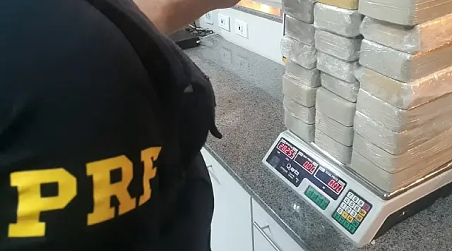 PRF apreende 28,2kg de cocaína em “cozinha” de caminhão