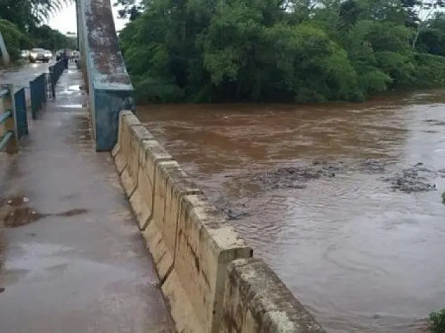 Chuva faz córrego transbordar e deixa dois bairros debaixo d’água