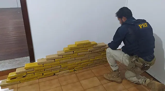 Casal é preso com quatro malas carregadas de maconha