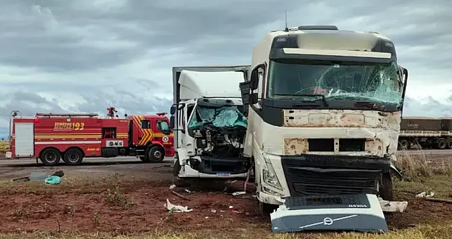 Acidente entre três veículos deixa motorista preso às ferragens na MS-040