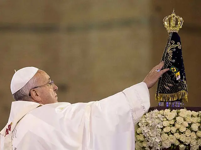 Francisco em Aparecida: 'Rezem por mim e até 2017, que vou voltar'