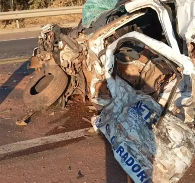 Motorista de picape morre após colisão frontal com caminhão na BR-163