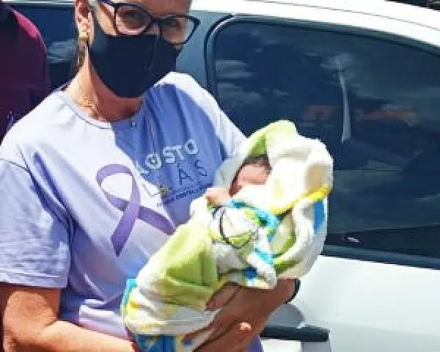 Bebê abandonado em ponto de uso de drogas é resgatado pela PM