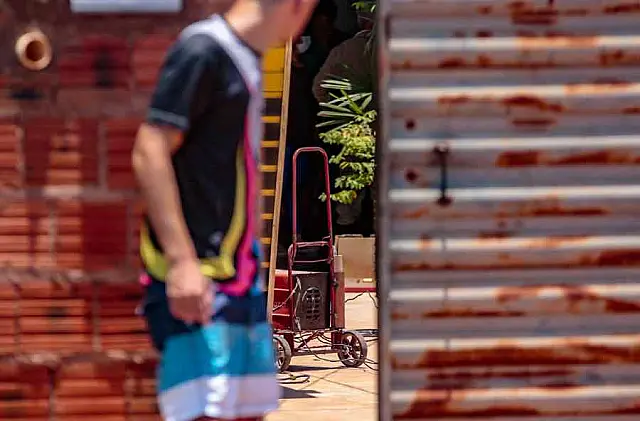 Homem tenta ligar máquina de solda em poste e morre eletrocutado