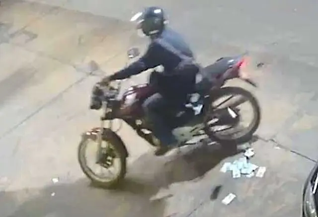 Vídeo: ladrão azarado perde dinheiro em fuga após roubar supermercado
