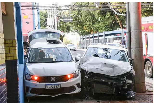Carros param na calçada após colisão no Centro de Campo Grande