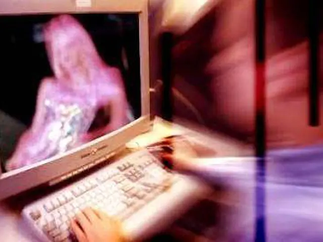 Homem procura pornografia e encontra vídeos eróticos da própria mulher
