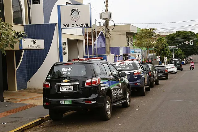 Casal é preso após furtar casa e tentar fugir de táxi na Capital