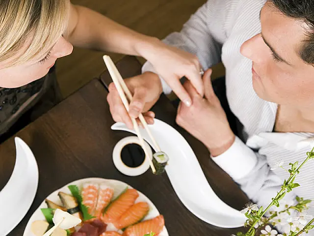 Homens comem mais ao estarem acompanhados por mulheres