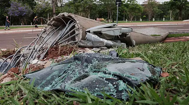Motorista de BMW perde controle ao fazer zerinho, destrói poste e foge