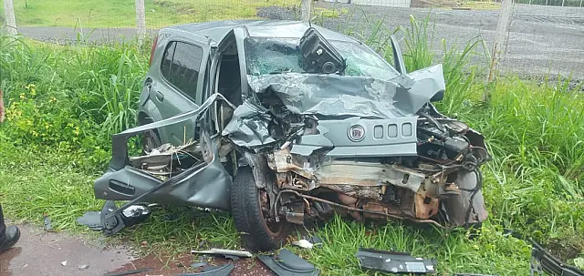 Adolescente é socorrida em estado grave após acidente entre carro e caminhonete na 262
