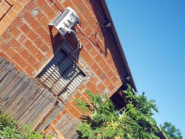 Vizinho que vive incomodando, 'passa dos limites' e arromba janela de moradora