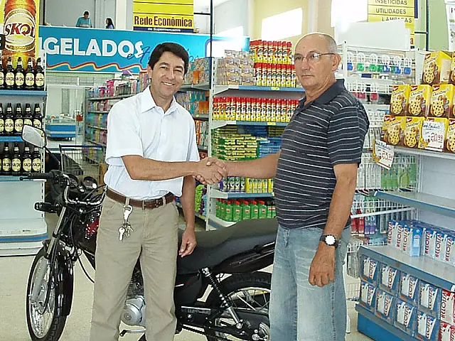 Supermercado Nacagami premia cliente com moto 0 km