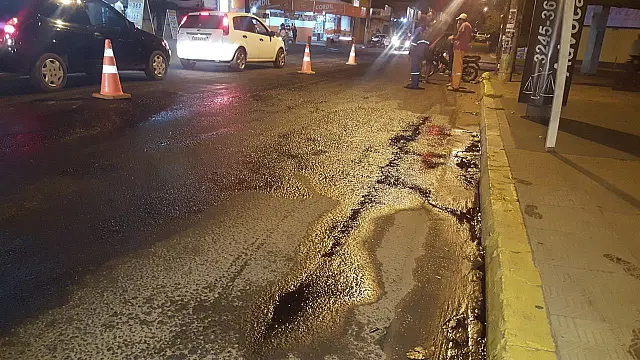 Caminhão derruba 100 litros de diesel e oferece risco de acidente