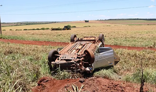 Carro 'rampa' em quebra-molas e capota na BR-262