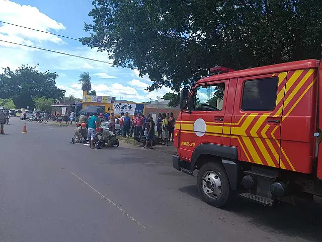 Acidente entre carro e moto deixa jovem de 24 anos ferida em Corumbá