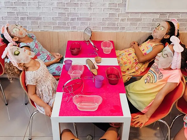 Menina de 7 anos pede festa com spa e imagens viralizam na internet