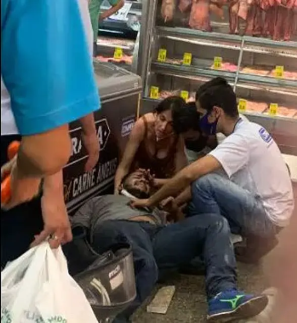 Forro cede e homem despenca de teto de supermercado