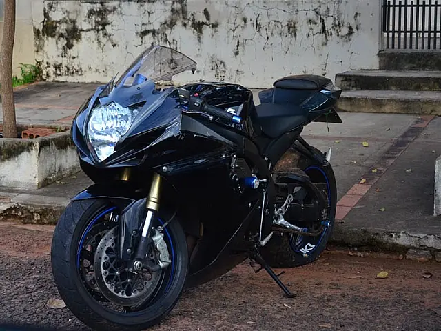Mulher cai de garupa de moto a 120 km/h na Avenida Pantaneta